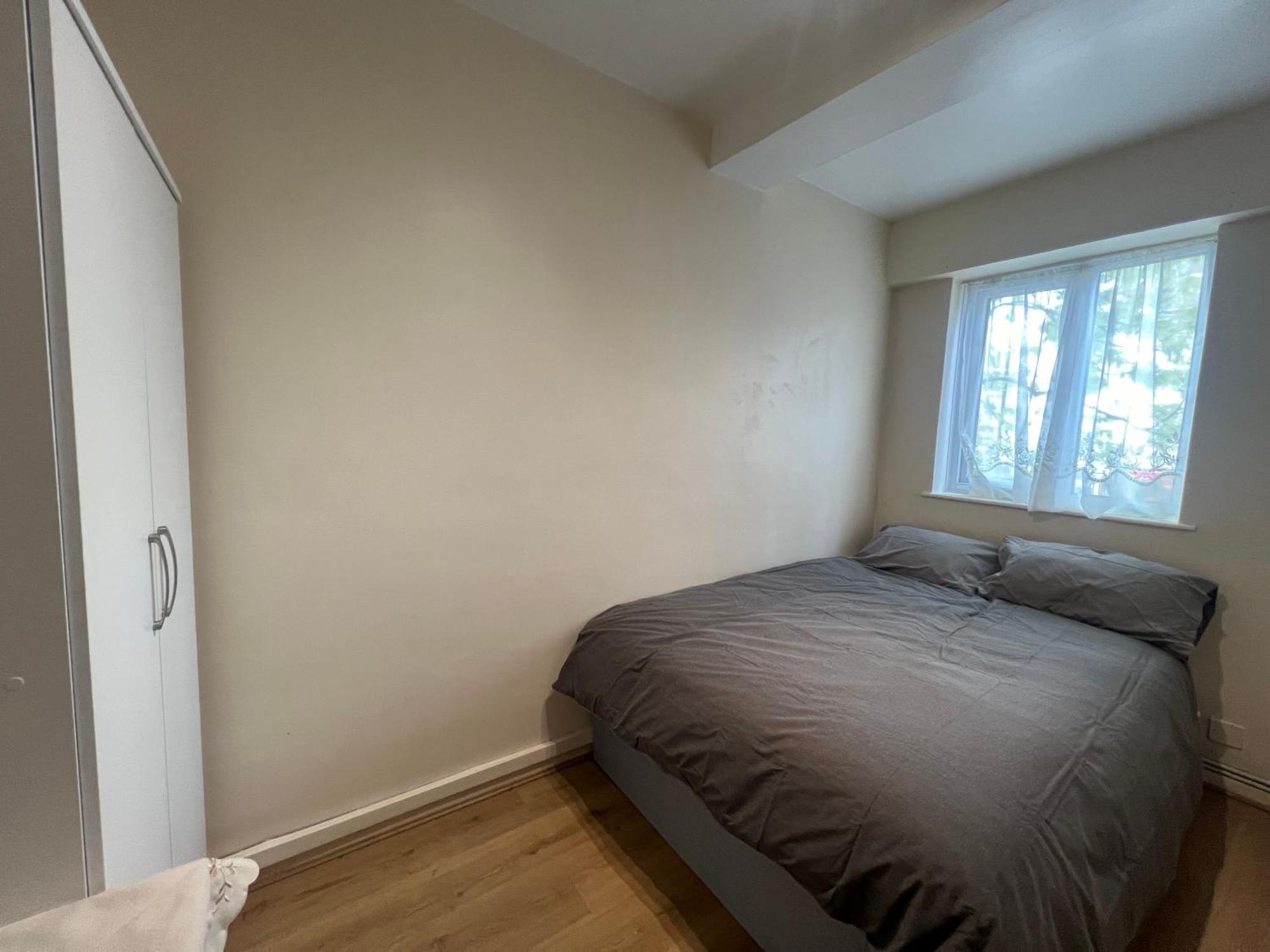Apartment 3 Bedroom Apartment, Prime W2 *